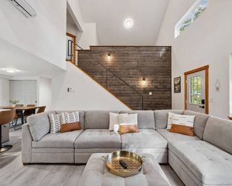 Fire Pit | Hot Tub | King Bed | Grill | Yoga Rm - Ashford - Living room