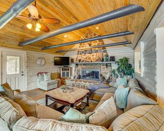 Direct Beach Access, Watersports, Lakeside Firepit and more @ Crystal Cove - Jefferson - Living room