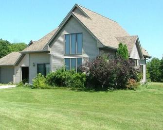 A private, peaceful country home near Elkhart Lake - Elkhart Lake - Building