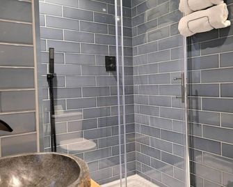 Friary House Serviced Apartments by Roomsbooked - 24Hr Reception - Gloucester - Bathroom