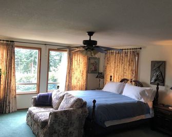 Rogue River Delight - 3 bd/2 ba River View Home - Gold Beach - Habitación