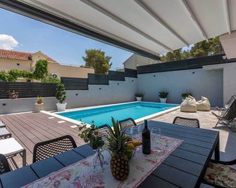 Modern villa by the sea with swimming pool - Bol - Zwembad