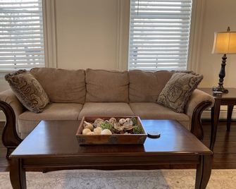 Woods Hollow - Upscale renovated home, minutes to All-Star Village - Laurens - Sala de estar