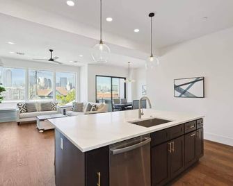 3-BD Luxury Living w Rooftop Garden Views - Dallas - Cocina