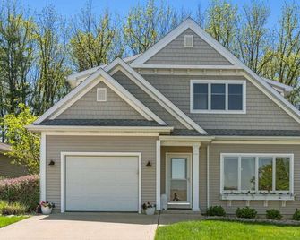 Charming Clear Lake Cottage - Fremont - Building