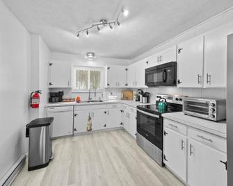 Eagles Nest At Heron Hill Retreat Hot Tub on Lake! - Streetsboro - Kitchen