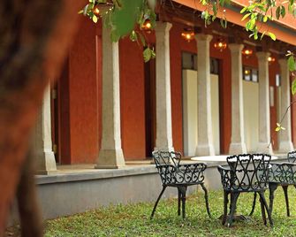 Baymaas Lake House Boutique luxury Villa - Kochi - Patio