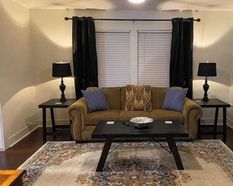 Tyler's Texas Rose, a beautiful 2BR/1BA house with back yard - Tyler - Living room