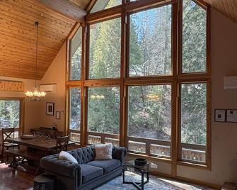 Lily of the Valley - Big Wall, Yosemite Day Use Reservations, Breakfast, Forest View and WiFi - Yosemite West - Wohnzimmer