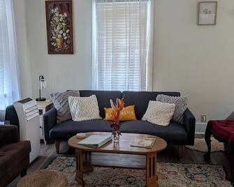 Cozy, Cute, Private Ozark Suite 5 Mins to Hospital - Ozark - Living room