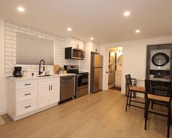 Modern & stylish studio in Seattle near Downtown, Lumen field, light rail. - Seattle - Kitchen