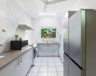 Zen Westralia: 2-Br Cozy Inner-City Apt Near Shops - Winnellie - Kitchen