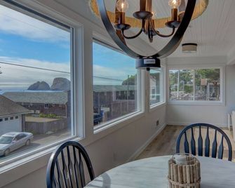 Nancy's Lookout - located in the heart of Oceanside, Dog friendly - Oceanside - Balcón
