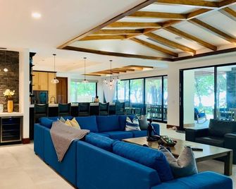 New Large Luxury Beachfront Private Home and Pool with breakwater views - Bejuco - Living room