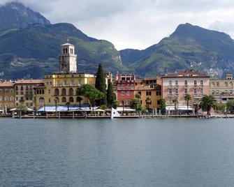 Queen of the Lake - Riva del Garda - Priveliște în exterior