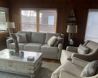Secluded Waterfront Get Away on Smith Mountain Lake - Huddleston - Living room