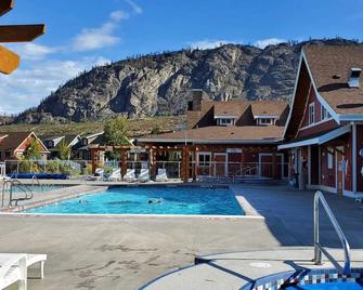 Perfect Canadian getaway at The Cottages on Osoyoos Lake! Aug still available! - Osoyoos - Pool