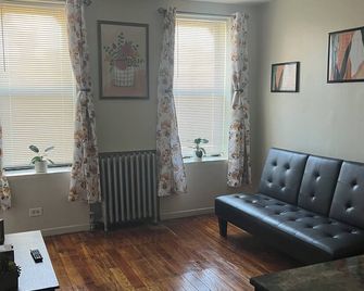 Cozy 1-bedroom apartment rental - Brooklyn - Living room