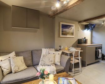 8 Oak Cottages, Pet Friendly, With A Garden In Bentham, Yorkshire - Lancaster - Living room
