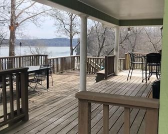 Cozy River House, Beautiful River Views, Community Boat Ramp, and Kayaks - Dayton - Balcony