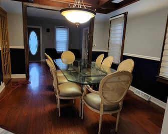 Minutes to Cedar Point, newly remodeled 4 bedrooms. - Sandusky - Dining room