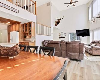 Cascade Cabin Mountain Getaway with Private Beach - Cascade - Living room