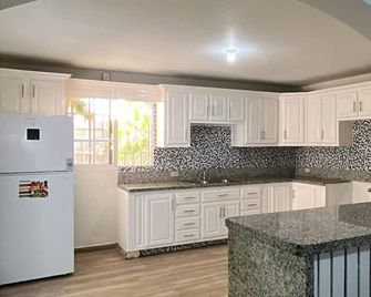 Entire home for families – AC, Wi-Fi & 24/7 power - Cap-Haïtien - Cuisine