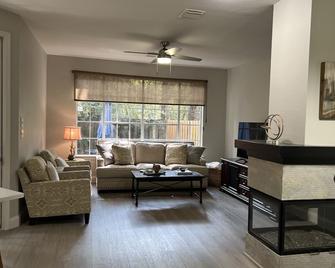 Escape to luxury in The Woodlands and enjoy this completely remodeled property. - The Woodlands - Living room
