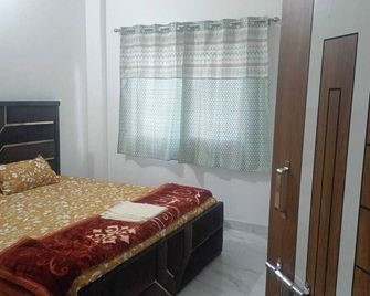 Spacious 8-bedroom apartment with AC and hot water, WiFi in charming Varanasi - Varanasi