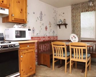 White Birch Cabin at Piety Hill Cottages - Nevada City - Kitchen