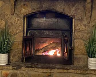 Brown County Cozy Cabin--Close to Story, Nashville, Columbus on 6 acres - Columbus - Building