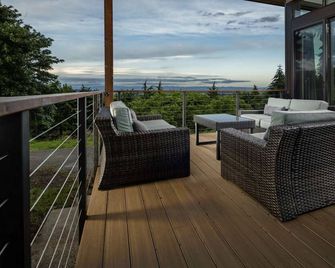 Modern Custom Wine Country Villa, Epic Views, Huge Decks, Hot Tub, Ping Pong, Fire Pit & Fire Table - Dundee - Balcón