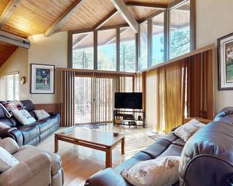 Home in the Pines - Munds Park - Living room