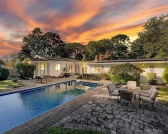 Stylish Sunset Retreat: Near Beach, Pool, Hot Tub - Wading River - Piscina