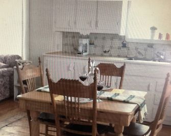 3 Bedroom Island Beach house, pet friendly, outdoor shower, golf cart, WiFi - Port Hood - Comedor