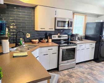 The Galesburg Escape! King bed, Pet friendly, Game room - Galesburg - Küche