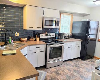 The Galesburg Escape! King bed, Pet friendly, Game room - Galesburg - Küche