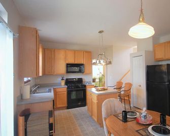 Spacious and comfortable 5 bedroom, 2 1/2 bath two miles from down town Geneva - Geneva - Kitchen