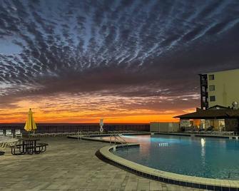 Hawaiian Inn Beach Resort - Daytona Beach Shores - Pool