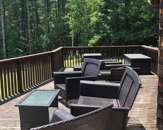 Cabin Rental With Hot Tub in The New Riv - Oak Hill - Balcony