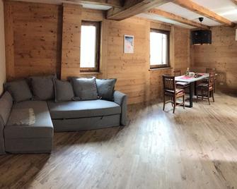 Idyllic vacation apartment in the center, walking distance to ski lifts, great summer hike - Champoluc - Soggiorno