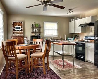 Waterfront Cottage Downtown Inverness, Bass, Bike, Beer, It's All Here! - Inverness - Kitchen