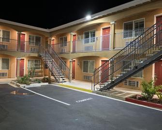 Desert Inn Motel - Corona - Building