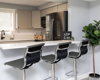 A Private Boho-Modern Stay Minutes to Downtown w/ KING Bed and Hidden Nook! - Des Moines - Küche