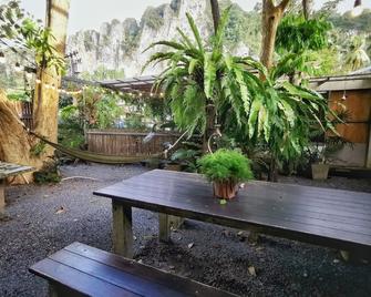 Glur Hostel - Ao Nang - Innenhof