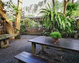 Glur Hostel - Ao Nang - Patio