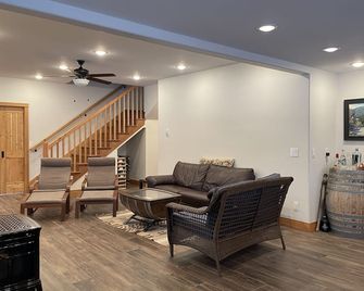 Discover this Gorgeous Cottage Situated Along the Tobacco River! - Rexford - Living room