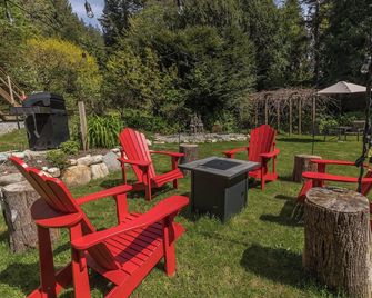 Private Garden Kingsize Studio #2 Near the Ocean - Roberts Creek - Patio
