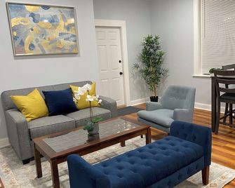 Remodeled Spacious Apartment in Perfect Location - Boston - Soggiorno