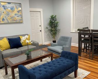 Remodeled Spacious Apartment in Perfect Location - בוסטון - סלון